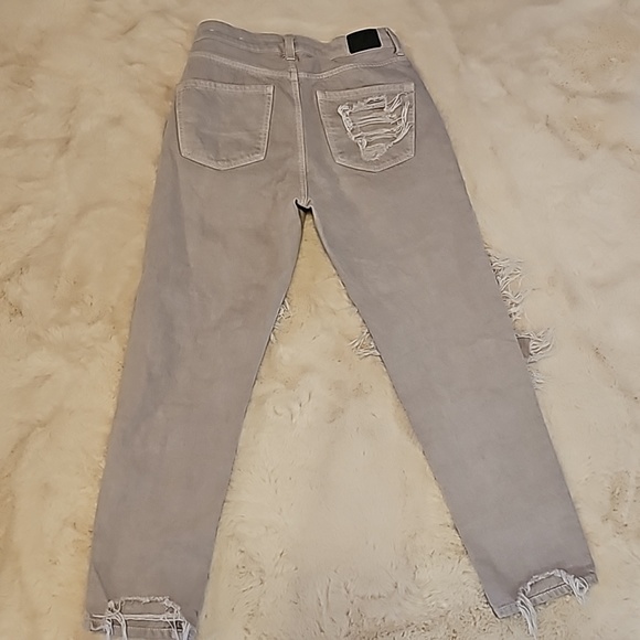 Light grey distressed american eagle jeans size 4, slightly worn. - Picture 3 of 4